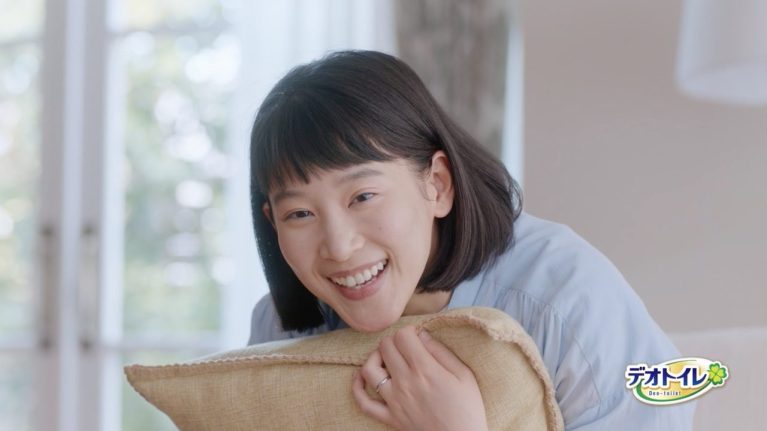 都留詩織 | Shiori Tsuru for デオトイレ TVCM 「この前替えた猫砂が」篇